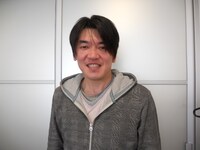 写真は島根さだよし。ツインカムのボケ担当。解散後は俳優や構成作家などの活動を行っている。