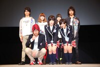 「第3回沖縄国際映画祭」に登場した映画「高校デビュー」の英勉監督、大野いと、宮澤佐江（AKB48）（前列左から）と、本作の主題歌を歌う「7!!（セブンウップス）」（後列）。