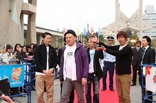 伊藤監督は「野性爆弾さんは、テレビより映画に向いていると思うので、ハリウッドを目指されたらどうかな、と。いや本当に」とコメント。川島は「さっきロッシーとしゃべってた時に、ずっと吐きそうなってたやん！」と、ツッコみ会場は爆笑。