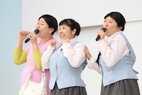 ネタステージに登場した森三中は、OLの衣装で登場。失恋した村上を励まそうとするOLネタで、3人の美声が沖縄の空に響き渡った。