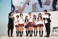 急遽登場したAKB48のトークショーにはMCにピースが登場。メンバーの河西智美が椅子からひっくり返るハプニングにピースもビックリ。笑いが止まらない前田敦子に綾部は「笑い過ぎ！」とツッコミを入れる場面も。