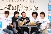 サテライトステージでは、あいにくの天気に小杉が「気持ちの問題やから、南国気分を出すためにTシャツ姿になろう！」と提案。楽しんごがトータルテンボス大村のジャケットを脱がし、顔をうずめて「いいにおい♪」とつぶやくマイペース振りを見せた。