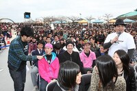 沖縄出身のコンビ・セブンbyセブンがこの日もレポーターとして活躍。