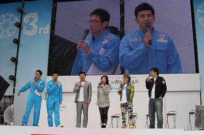 「沖縄小学生・青春映像祭」に登場したガレッジセール、シルク、世界のナベアツら。「子どもたちの笑顔の映像で幸せになれるけど、何で全部の映像におばはん（シルク）と野口英世さん（ナベアツ）が入ってるんですか？」とゴリがツッコむと、特別ゲストの大宮エリーは「2人が映ることで、間違った笑顔と子どもたちの純粋な笑顔の比較ができて良かった」と、絶妙なフォローで会場を笑わせた。