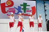 「『ピラメキーノ』とはどういう意味ですか？」と観客から聞かれたはんにゃ金田は、「メンソーレ（沖縄方言で『ようこそ』）という意味です」と即答。最後はステージ下に集まった子どもたちと「ピラメキーノ体操」を一緒に踊った。