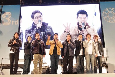 「第3回沖縄国際映画祭」最後のイベント「オールエンディング～歌って踊ってまた来年～」のMCはガレッジセール、チュートリアル、博多華丸・大吉、タカアンドトシ。博多華丸・大吉は「タクシーで会場に入る時、いつも会場横で練習している野球部の子たちに挨拶されるんだけど、その子が愛くるしくて……」とトシに目を向けると、「あっ！ 君（野球部に）おったよね」とトシの頭をなでる一幕が。トシが「僕、野球部じゃありませんよ。34歳です！」と、ツッコむと会場は大爆笑。