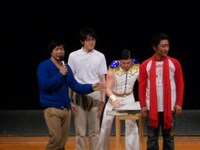 3試合目にして終演時間が気になり焦りだした杉山。観客による採点中も、MCをカンカンに任せGたかしの小道具を片付けるなど裏方に徹した。