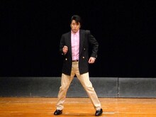 チームDのTAIGAは80年代のトレンディドラマを1人で再現。主役から脇役、よくある名シーン、さらにはエンディングまで見事に演じきった。