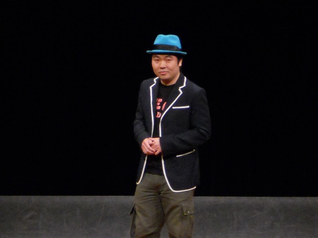チームEのくじらは、グローバルなところを見せようというネタ。工夫を凝らした演出に客席からも感嘆の声が。