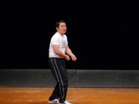 この日、イベントライブに初めてピン芸人として出演したチームFの与座よしあき。競技場を舞台にしたコントを披露した。