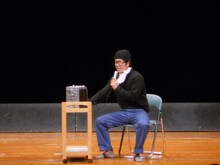 チームGのカンカン。冬の風物詩でもある石焼きいものアナウンスに奮闘するおじさんを演じた。