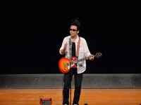 トップバッターはチームAの藤井ペイジ。レッド・ツェッペリンの「天国への階段」ならぬ、売れない芸人の「40歳への階段」を披露した。