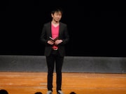 チームHの井上マー。さまざまなフレーズを心を込めて熱演。感動的なBGMの中、所狭しとオーバーアクションを披露した。