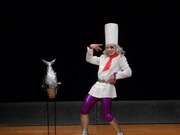 チームIのゴー☆ジャスは、シェフの格好でマグロを持って現れた。彼の料理から繰り出されるキーワードとは……。