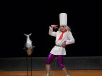 チームIのゴー☆ジャスは、シェフの格好でマグロを持って現れた。彼の料理から繰り出されるキーワードとは……。