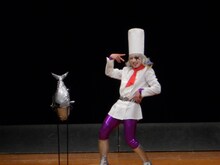 チームIのゴー☆ジャスは、シェフの格好でマグロを持って現れた。彼の料理から繰り出されるキーワードとは……。