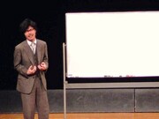 チームIの大輪教授。「友だち以上恋人未満」に関する定義を青春コントで表現。