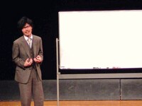 チームIの大輪教授。「友だち以上恋人未満」に関する定義を青春コントで表現。