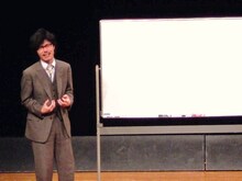 チームIの大輪教授。「友だち以上恋人未満」に関する定義を青春コントで表現。