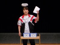 チームJの田上よしえ。普段はジャージという“神様”は、地上から寄せられた願い事を叶えるかどうか思案。神様自身にもさまざまな庶民派エピソードが。