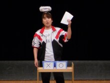 チームJの田上よしえ。普段はジャージという“神様”は、地上から寄せられた願い事を叶えるかどうか思案。神様自身にもさまざまな庶民派エピソードが。