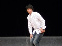 チームBのギフト☆矢野は、本屋で遭遇した友人との1人コントを披露。マイペースな登場人物や、コントにコントを織り交ぜたネタを繰り広げた。