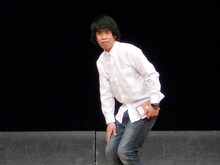 チームBのギフト☆矢野は、本屋で遭遇した友人との1人コントを披露。マイペースな登場人物や、コントにコントを織り交ぜたネタを繰り広げた。