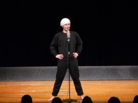 「R-1ぐらんぷり2011」ファイナリストのキャプテン渡辺はチームA。日の当たらない芸人たちのあるあるを披露しながら、「僕もまだまだもぐら芸人だよ」と、宣言した。