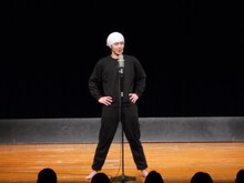 「R-1ぐらんぷり2011」ファイナリストのキャプテン渡辺はチームA。日の当たらない芸人たちのあるあるを披露しながら、「僕もまだまだもぐら芸人だよ」と、宣言した。