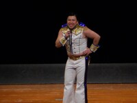 チームBの杉山はお腹の飛び出たアイドル“すぎちゃん”ネタ。息を切らして踊るすぎちゃんに、途中からは大きな手拍子が。