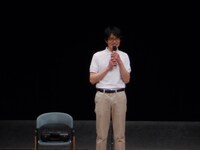 チームCのアナログタロウは、「細かすぎて伝わらないモノマネ選手権」でもおなじみの「どうでもいい情報を教えてくれる80年代歌番組の曲紹介」をメドレーで披露。そのどうでもよさに会場は大爆笑。