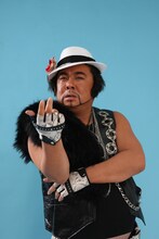 ドランクドラゴン塚地扮するTSUKAXILE（ツカザイル）。