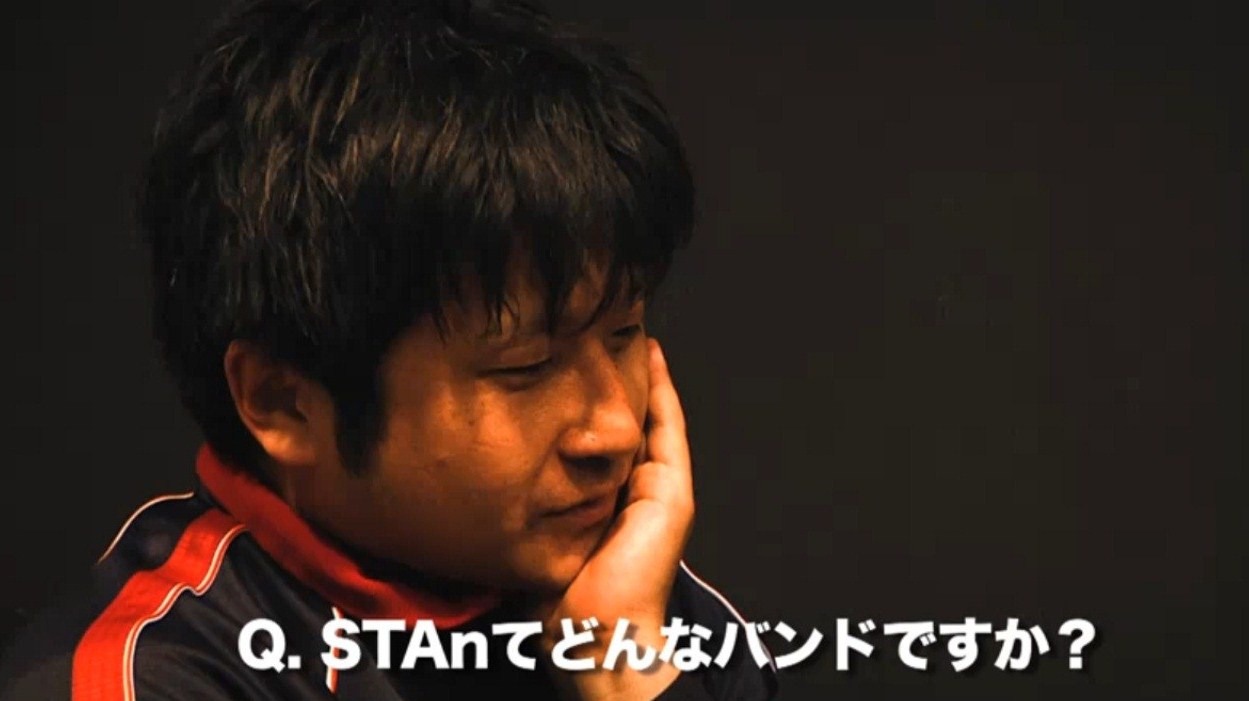 STAnのWEB CMに出演しているダイノジ大谷。