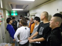 ライブ終了後の楽屋では、菊地がブレーメン岡部にダメ出しを始めるミニコントがスタート。