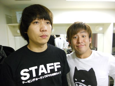 「チーモンチョーチュウDVD収録ライブ」を行ったチーモンチョーチュウ。ネタの合間には、今回もこれまでのライブで上映された「キス相撲選手権」や「白井陸上」などのブリッジVTRが流れた。