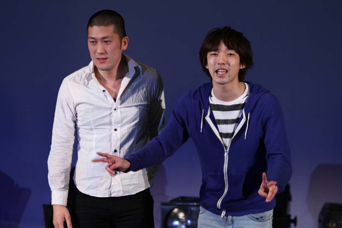 前説恒例の声かけも練習。「セブンイレブン！」「いい気分！」など、どのかけ声にも元気よく返す観客に、関根が「恋って？」と声をかけると静寂が。岡部は「何でもいいんですよ！」とレベルアップを求めた。(c)フォトプロ