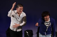 撮影タイムでは、観客が一斉にカメラを取り出す様子にブレーメンはまたも感激。ピースをしながらあらゆる方向に向けてポーズをとった。(c)フォトプロ