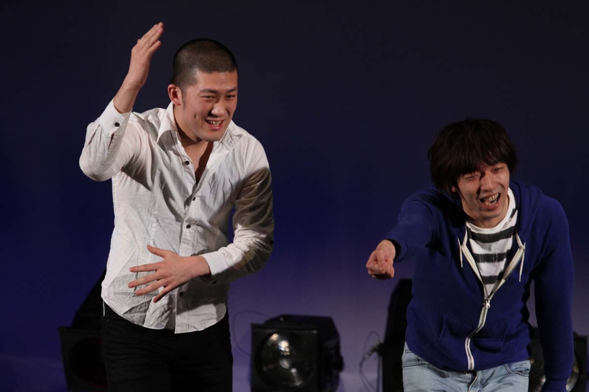 撮影タイムでは、観客が一斉にカメラを取り出す様子にブレーメンはまたも感激。ピースをしながらあらゆる方向に向けてポーズをとった。(c)フォトプロ