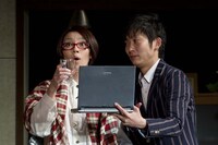 舞台「スピリチュアルな1日」の一場面。(c)アミューズ