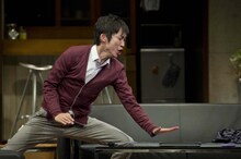 舞台「スピリチュアルな1日」の一場面。(c)アミューズ