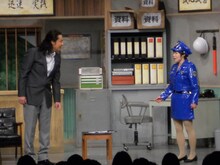 “セクシー婦人警官”の山田花子は大山を誘惑しようとある技を繰り出す。