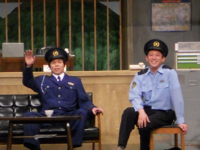 ニブンノゴ！宮地脚本、今田耕司座長の新喜劇「エリート警官がやってきた！」。署長の今田と部下のサバンナ高橋は息のあったやりとりで、次々とボケを繰り出す。