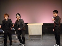 コント「教習所」を披露したてっぺー、大将、ユーキ。てっぺー扮するレポーターが、巷で噂の変わった教習所に取材に向かう。