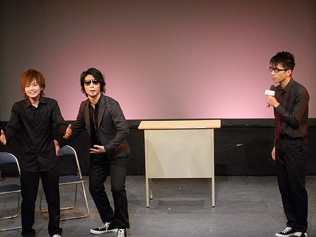 コント「教習所」を披露したてっぺー、大将、ユーキ。てっぺー扮するレポーターが、巷で噂の変わった教習所に取材に向かう。