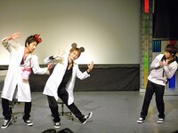 コント「病院」を披露したヒロ、G.Mee、りょう。TDHと略される“夢と希望にあふれた”病院に研修に来てしまったヒロ。