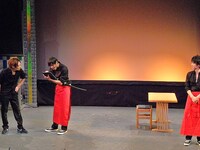 コント「居酒屋」を披露したSori、ジャン、Kei。ジャン演じるバイトの外国人の態度に、店長のSoriは困ってばかり。途中見事な剣劇を披露する場面も。