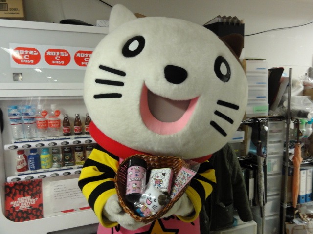 グッズができて喜ぶルミにゃん。