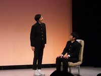 ペパーミントの風に吹かれて。転校する男子学生が電車に乗っていると、同級生が見送りにくる。その心のこもった送別とは。