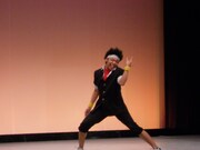 サンシャイン池崎は「炎の学園生活」を紹介。“ワクワクが止まらない”らしく、舞台中を飛び回って表現した。3票すべて獲得し南国姉妹に勝利。