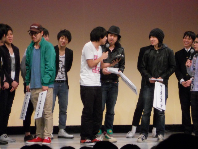 審査員にはバラエティ番組を手がけるテレビ局のプロデューサーが3名登場。舞台で芸人たちに挨拶を始めた審査員にコカドは「ボケないでくださいね！」とツッコミを。